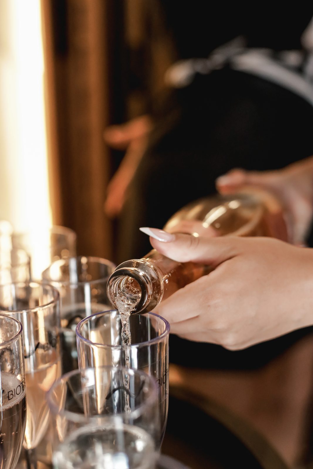 Espumante rosé sendo servido em taças personalizadas Biotech