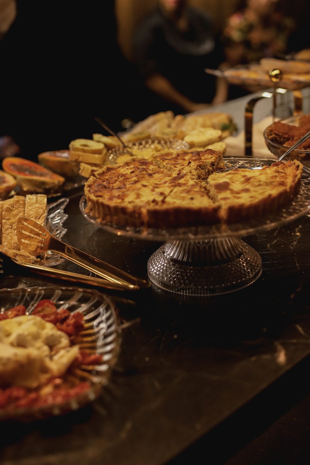 Torta e quiche em suportes de cristal na mesa do Bio Lounge Club