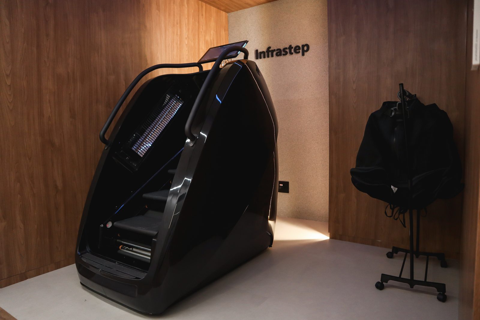 INFRASTEP no Studio Biotech Wellness — simulador de escada com cápsula infravermelha em sala privativa